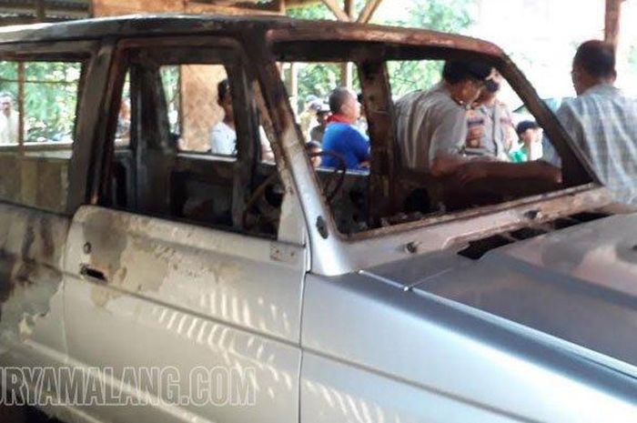 Mobil Toyota Kijang yang dibakar dua jagoan kampung di Jember