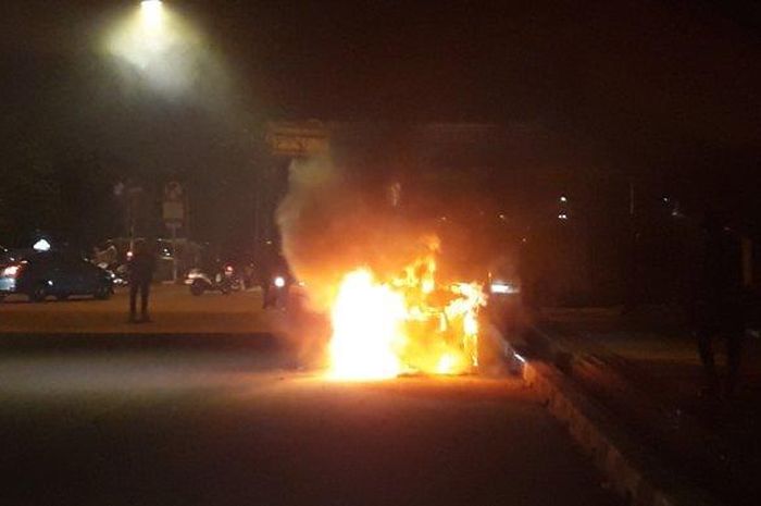 Suzuki Carry terbakar di depan masjid Istiqlal