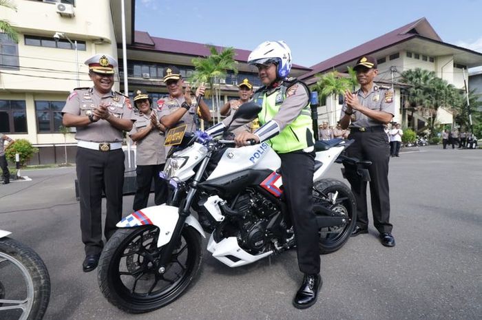Ipda Tatang tengah menunggangi sepeda motor dinas barunya hasil pemberian Kapolda Kalbar Irjen Pol Didi Haryono 