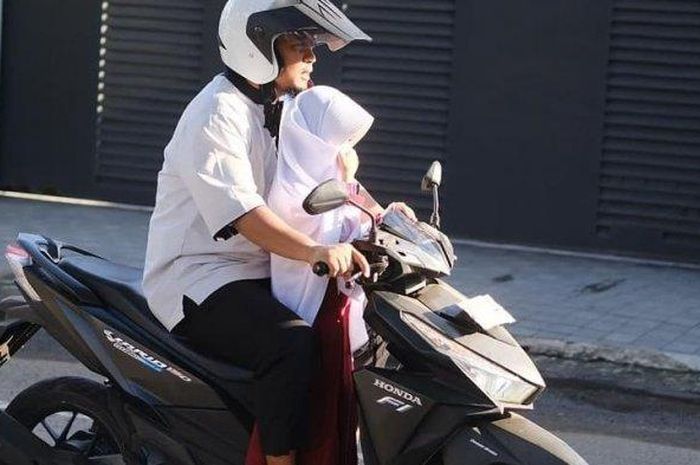 Wagub Sulsel, A Sudirman yang sedang mengantar anak dengan motor matik