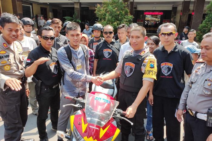  Kapolres Lumajang AKBP DR Muhammad Arsal Sahban saat mengembalikan barang bukti kendaraan bermotor yang disita