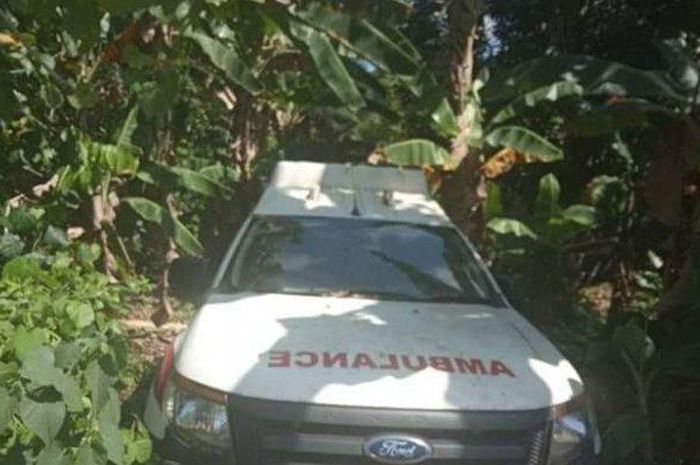 Mobil ambulans Ford Ranger ditelantarkan di kebun warga
