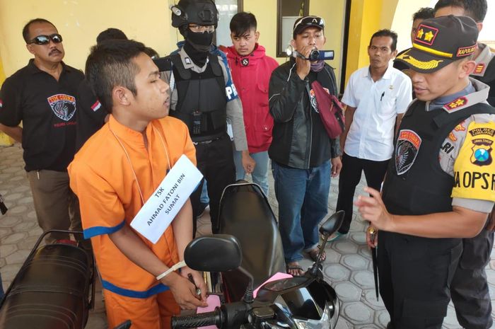 Tim Cobra Polres Lumajang kembali gelar rekonstruksi pencurian sepeda motor yang terjadi di Kompleks Stadion Semeru Jalan Toga Lumajang Jawa Timur.