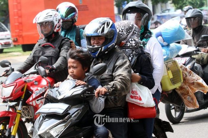 Ilustrasi Mudik Naik Motor