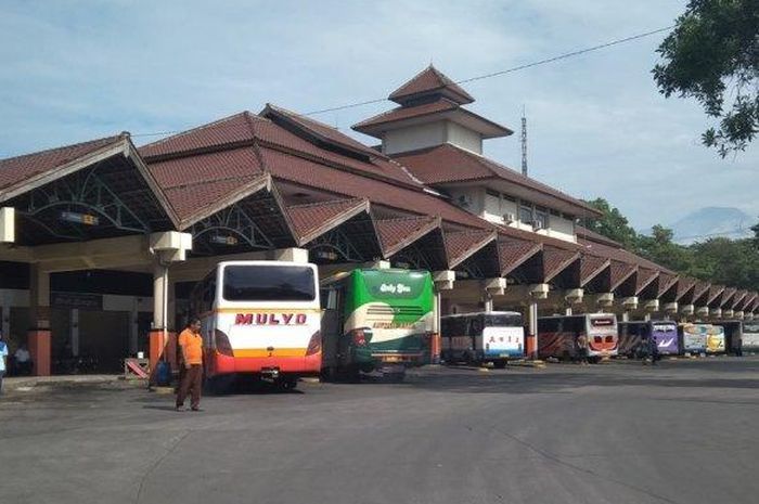 Ilustrasi bus parkir di terminal