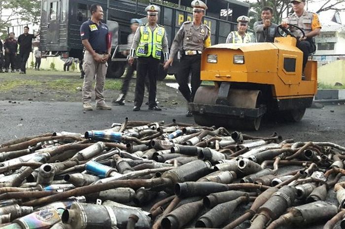 Knalpot bising memang sering membuat kesal pengendara lain, apalagi knalpot yang tidak sesuai standar.