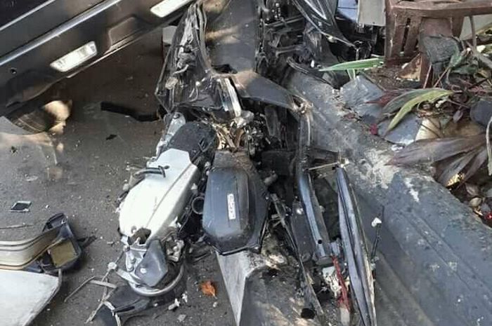 Honda PCX 150 rusak parah setelah ditabrak Nissan X-Trail