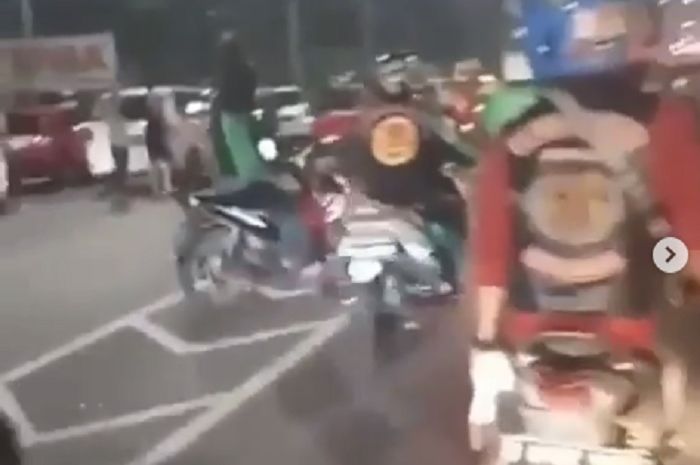 Aksi pengojek online yang mengawal petugas kepolisian untuk melakukan aksi sweeping ke geng motor