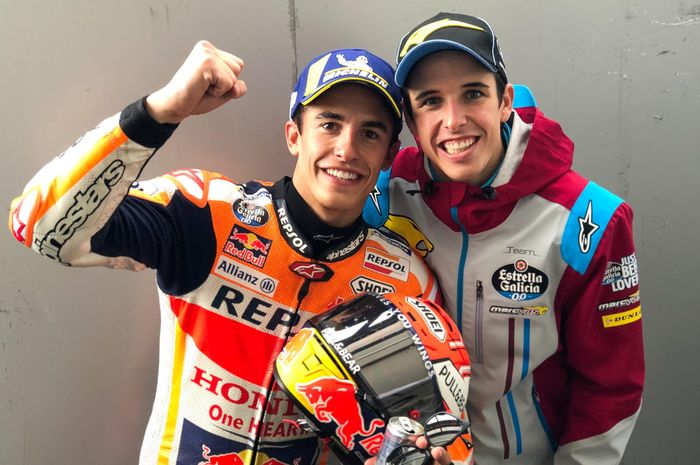 Marc Marquez (kiri) dan Alex Marquez berpose setelah sama-sama finis pertama pada balapan MotoGP Prancis 2019 di Sirkuit Le Mans, Minggu (19/5/2019).