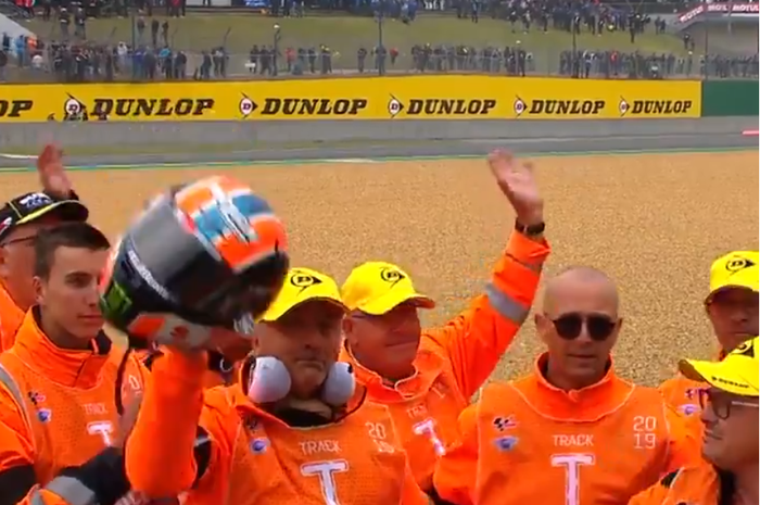 Marshal sirkuit Le Mans mendapat hadiah helm dari Alex Rins