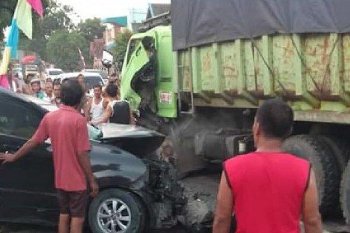 Toyota Avanza  menabrak truk bermuatan batuara di Jalan Lintas DSuamtera, Lahat, Sumsel. , Minggu (19/5/2019).