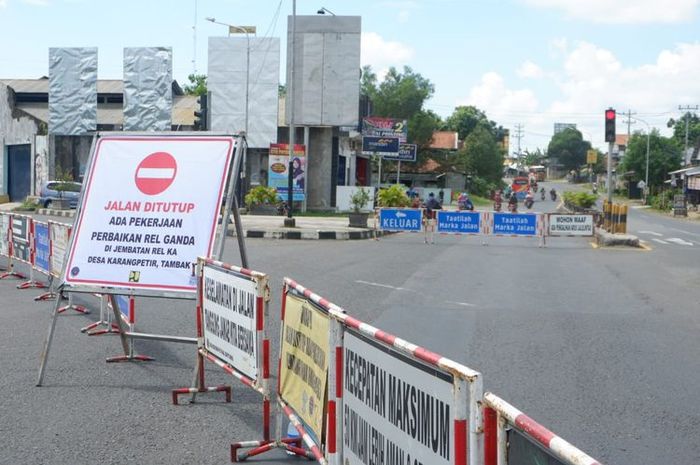 Ruas jalur selatan Sumpiuh, Kabupaten Banyumas, Jawa Tengah ditutup, beberapa waktu lalu.(KOMPAS.com/DOK DISHUB BANYUMAS)