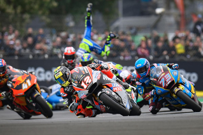 Banyak pembalap jatuh saat balapan Moto2 Perancis 2019.