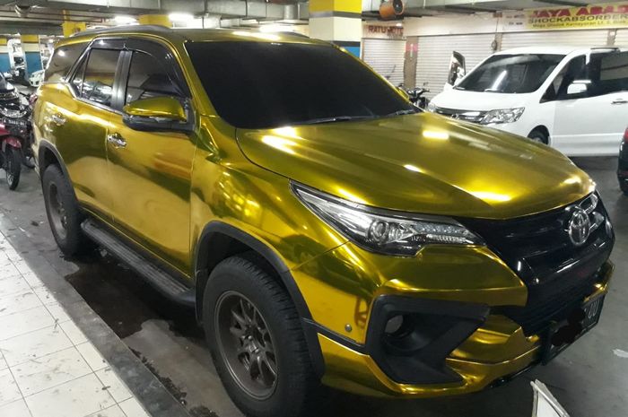 Toyota Fortuner dengan wrapping sticker gold mirror chrome