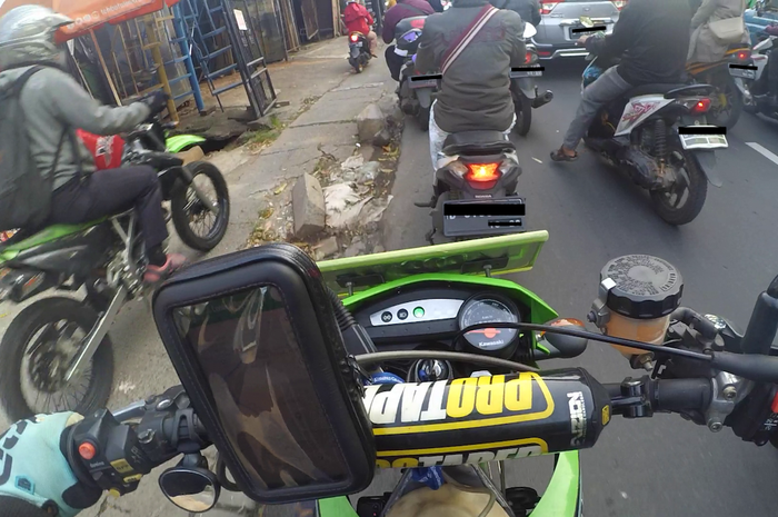 Trabas sih trabas, tapi jangan naik ke trotoar juga...