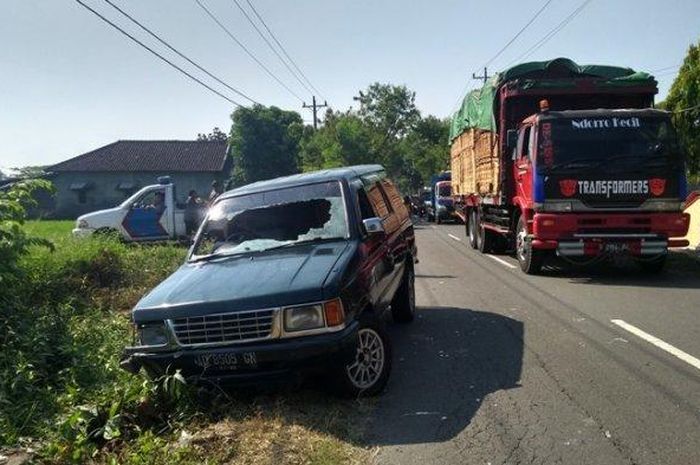 Kecelakaan maut melibatkan mobil Panther dengan motor Aerox terjadi di Jalan Mojo, Desa/Kecamatan Jaten, Karanganyar