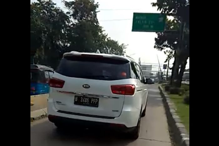 KIA Sedona terobos jalur busway