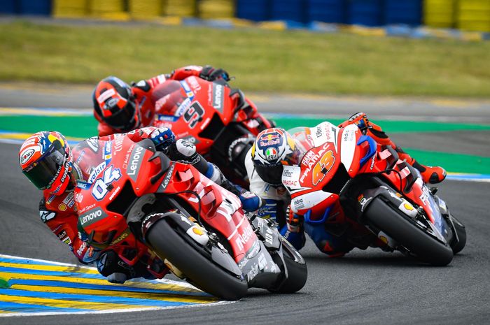 Jack Miller, Alma Pramac Racing, diapit oleh dua pembalap tim pabrikan Ducati di MotoGP Prancis