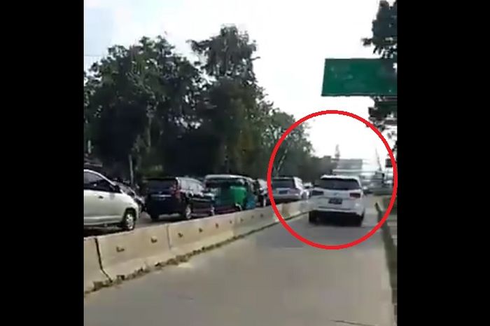 Kia Sedon terobos jalur busway, mengaku kenal pejabat kepolisian