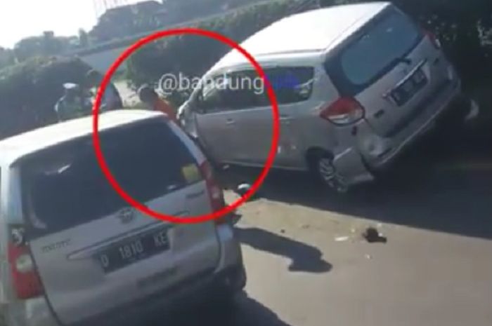 Suzuki Ertiga dan Toyota Avanza terlibat kecelakaan 