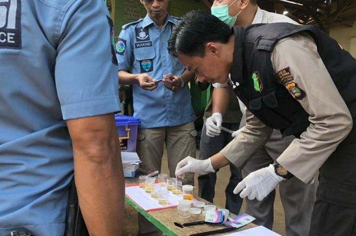 Polres Lampung melakukan tes urine ke para supir bus di Lampung Utara