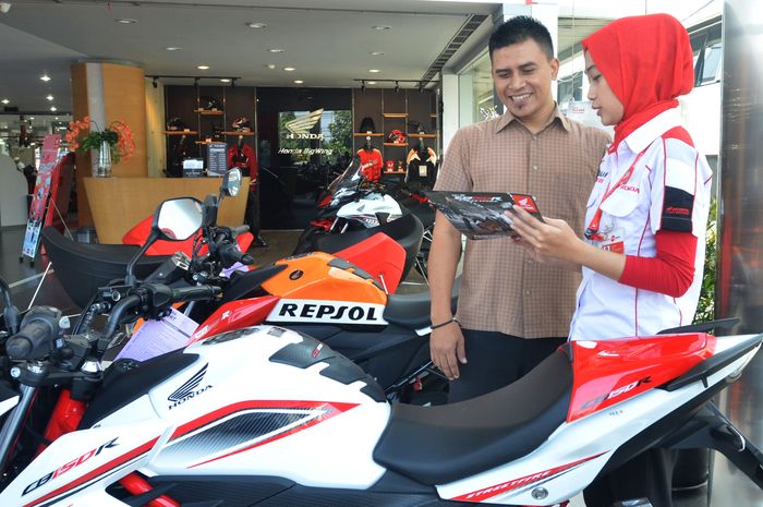 Ilustrasi Penjualan di diler sepeda motor Honda.