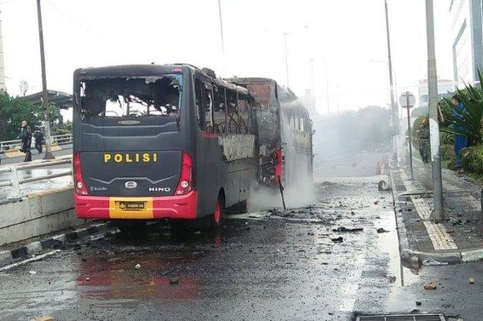 Bus polisi yang dibakar massa di bawah flyover Slipi