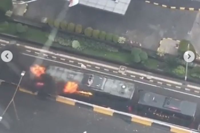 Bus Polisi jadi sasaran pembakaran demonstran