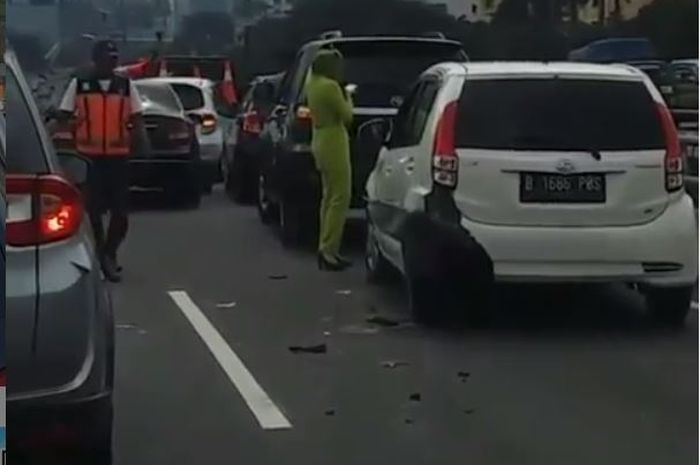Kecelakaan beruntun di ruas tol dalam kota Kuningan arah Semanggi, Jakarta