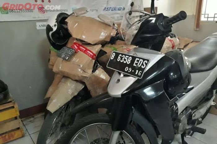 Ilustrasi pengiriman motor lewat jasa ekspedisi.
