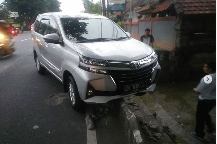 Toyota New Avanza nyangkut di pembatas jalan