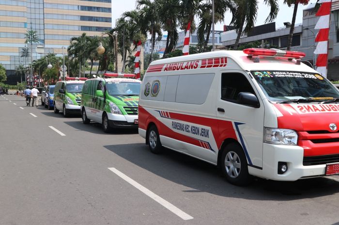 Ambulance bersiaga selama unjuk rasa di kantor bawaslu