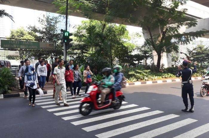 Pengendara motor yang menerobos pelican crossing di depan Mall Ambassador, Kuningan, Jakarta Selatan.