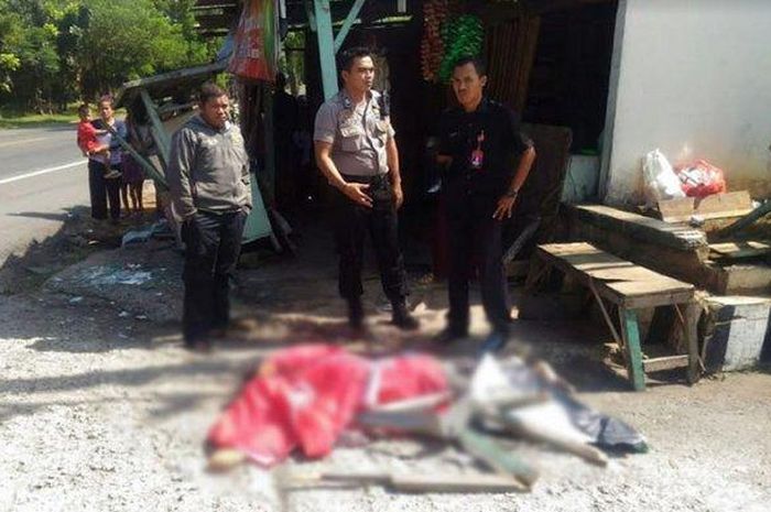TERHANTAM BAN TRONTON - Seorang pria yang bekerja sebagai sopir menjadi korban hantaman ban truk tronton yang mengalami patah as di Jalan Soekarno-Hatta, Bandar Lampung