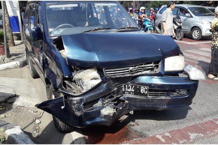 Kecelakaan lalu lintas melibatkan 3 mobil di Jalan AH Nasution, Bandung, Kamis (23/5/2019) 