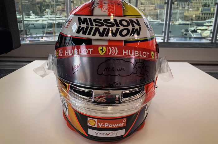 Tampak depan desain khusus helm Charles Leclerc untuk F1 Monako nanti.