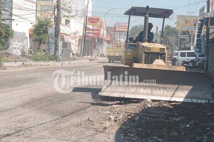 Perbaikan jalan daendels di KM 42 Kecamatan Sidayu, Gresik pada Kamis (23/5/2019)