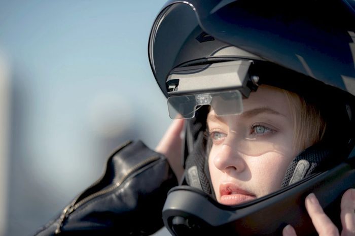 Ilustrasi wanita pakai helm