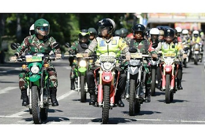 Polisi Surabaya patroli pakai motor trail