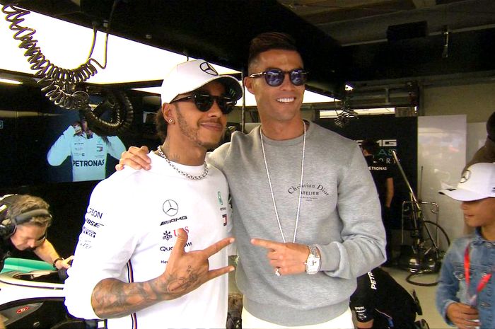 Cristiano Ronaldo dan Lewis Hamilton pose bareng di paddock Mercedes di F1 Monako 2019