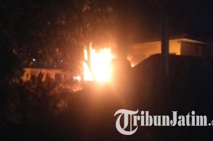 Polsek Tambelangan Sampang Dibakar Massa Selasa Malam (22/05/2019)