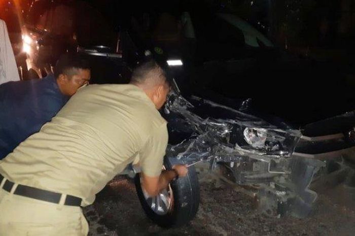 Kondisi mobil rombongan bupati dan wakil bupati Rembang yang terlibat kecelakaan beruntun di Jalan Raya Sluke-Pandangan, Rembang, Kamis (23/5/2019) malam
