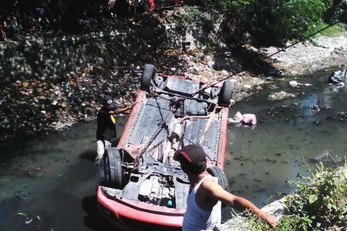 Honda Brio terbalik ke dalam sungai tapi pemilik enggak tahu penyebabnya
