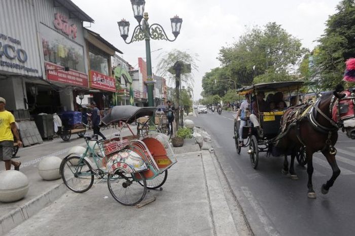 Direncanakan akan dilaksanakan ujicoba pelaksaaan jalan Malioboro menjadi kawasan pedestrian secara penuh hanya bus Transjogja dan kendaraan tak bermotor yang boleh melintas. 
