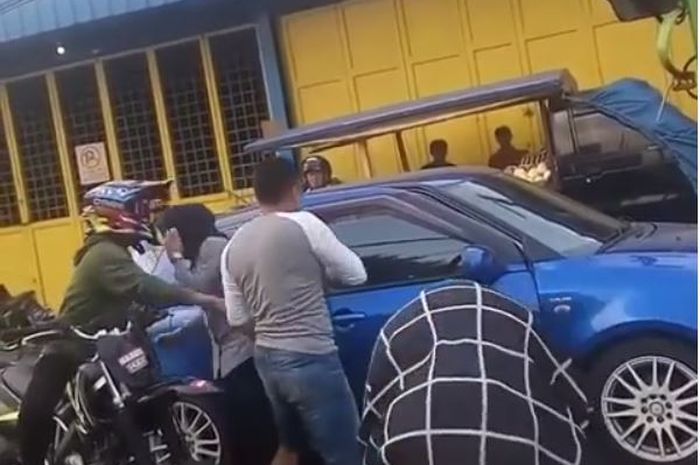 Seorang laki-laki pengemudi Ford Ranger tampar pengemudi wanita Suzuki Swift