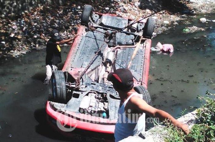 Proses Evakuasi Mobil Honda Brio Plat Nomor W 1880 TQ Yang Tercebur Di Sungai Di Jalan Joyoboyo Medaeng, Waru, Sidoarjo, Jumat (24/5/2019). 