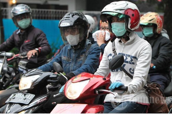 Ilustrasi, seorang pengendara motor terlihat menggunakan earphone