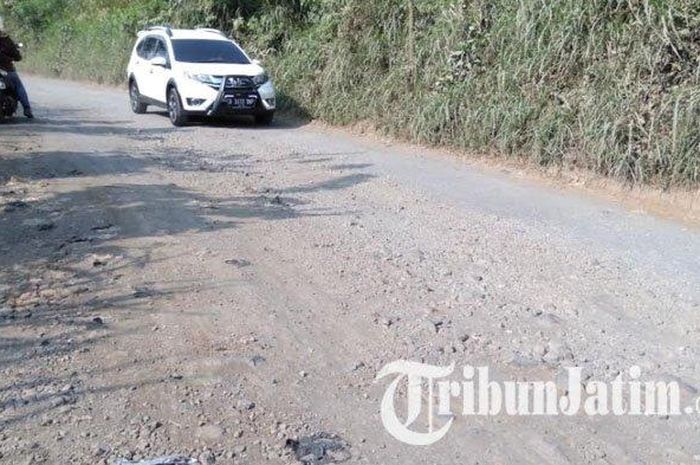 Jalan Singosari - Pakis melalui Desa Dengkol, Kecamatan Singosari yang berdekatan dengan jalan tol masih belum tersentuh perbaikan, Jumat (24/5/2019) 
