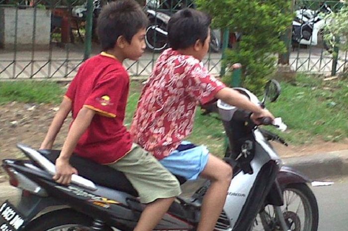 Ilustrasi anak dibawah umur naik motor