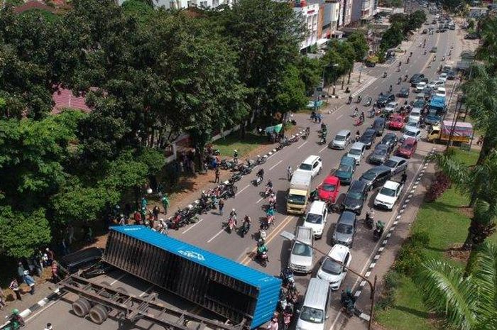 Telah terjadi kecelakaan lalu lintas di Jalan Demang Lebar Daun tepatnya di depan griya agung, Sabtu (25/5/2019)